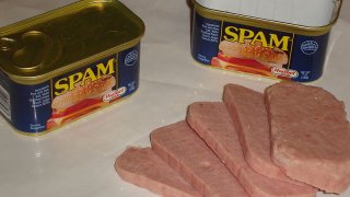800px-Spam_with_cans