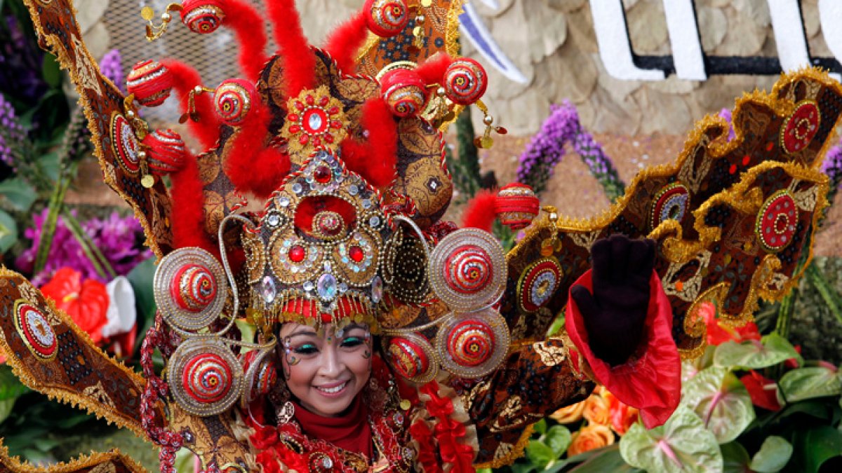 How to volunteer as a float decorator with the 2027 Rose Parade
