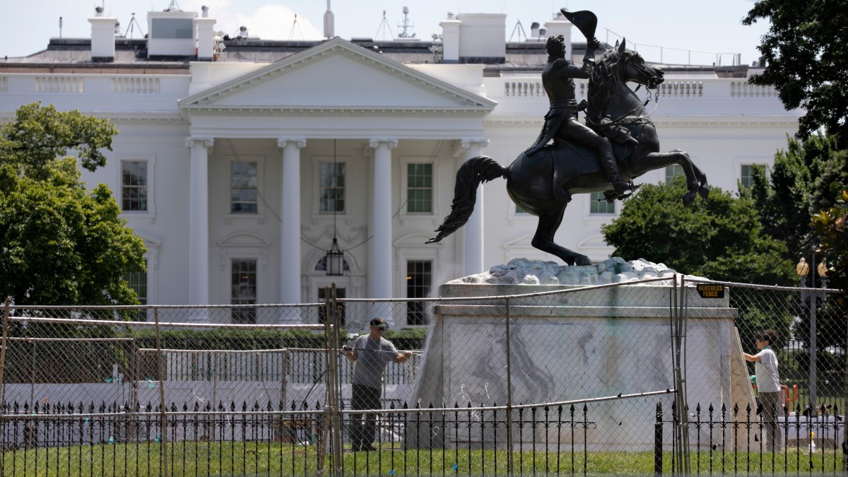 Trump Signs Executive Order to Punish Vandalism Against Federal Monuments 1