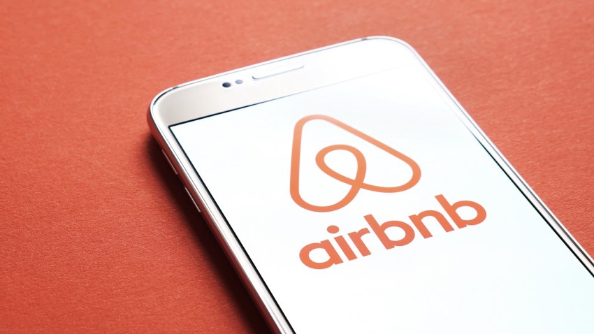 手机上Airbnb应用的文件图片。(photo:NBCLA)