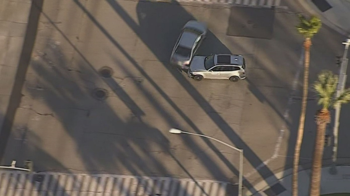 Video Suspected Armed Carjackers Hug Before Being Placed Under