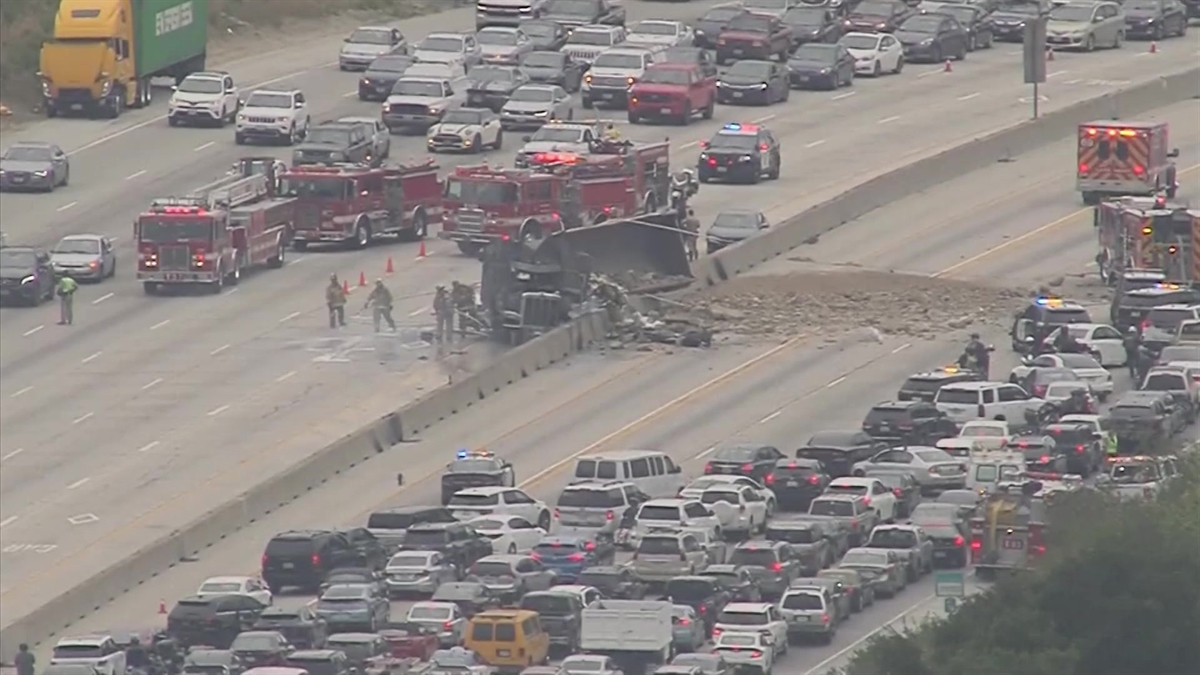 Big Rig Crash Shuts Down 405 Freeway Nbc Los Angeles