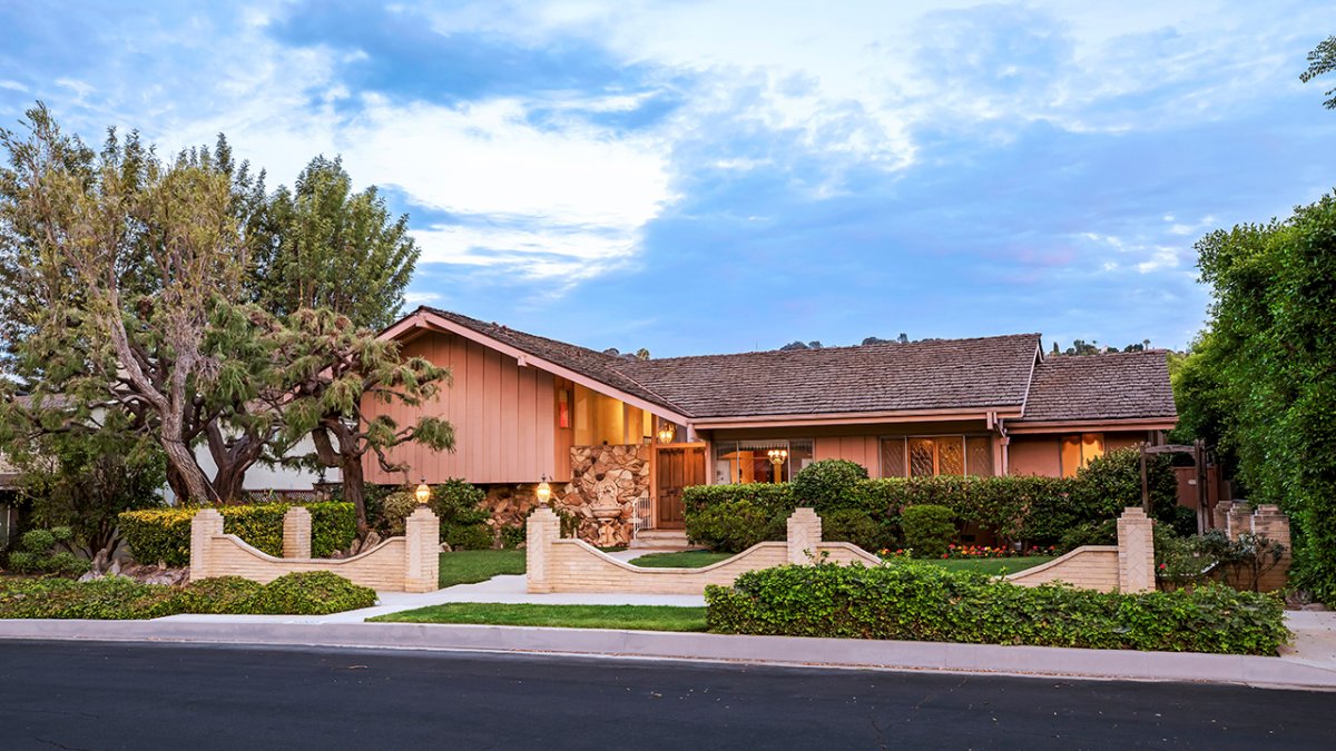 Studio City 'Brady Bunch' house sells for $3.2 million – NBC Los Angeles - Vimarsana News