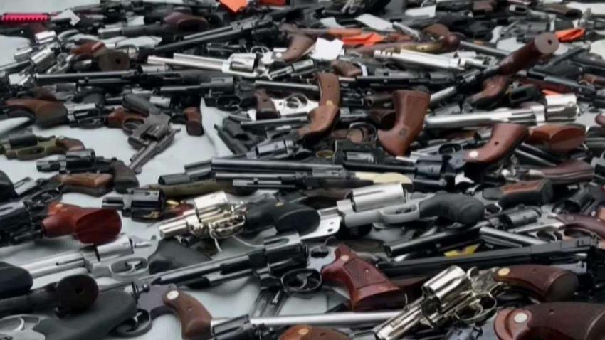 Decomisan_arsenal_de_armas_en_Holmby_Hills.jpg