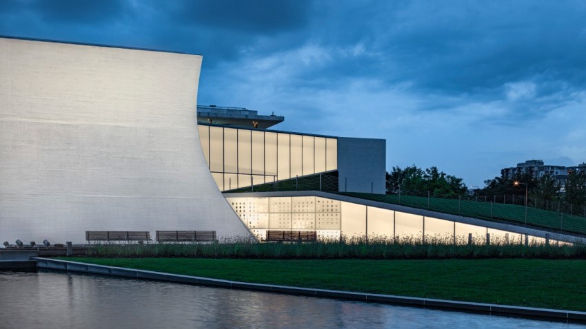 EDIT Skylight and Welcome Pavilions from South at Dusk_Photo by Richard Barnes