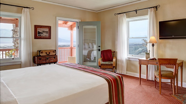 FC-Inn-Room_DeluxeKing2romance
