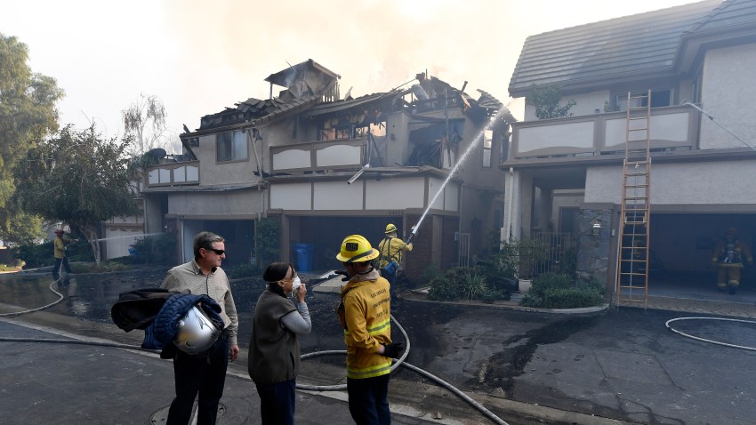 kd010-20181109-fast-spreadinghillfireforcesevacuationsincali.jpg