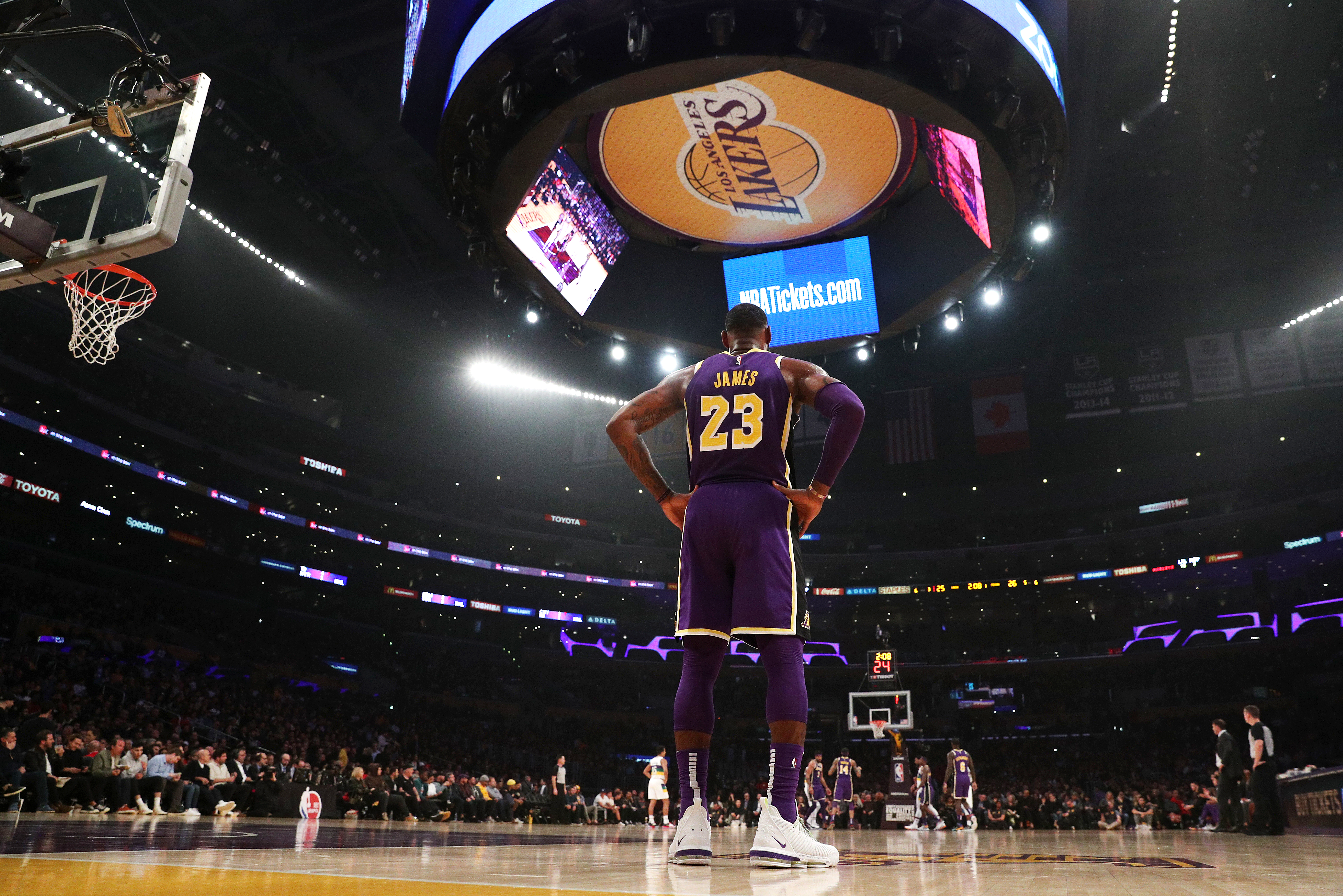 Lakers will not host fans at Staple Center until further notice