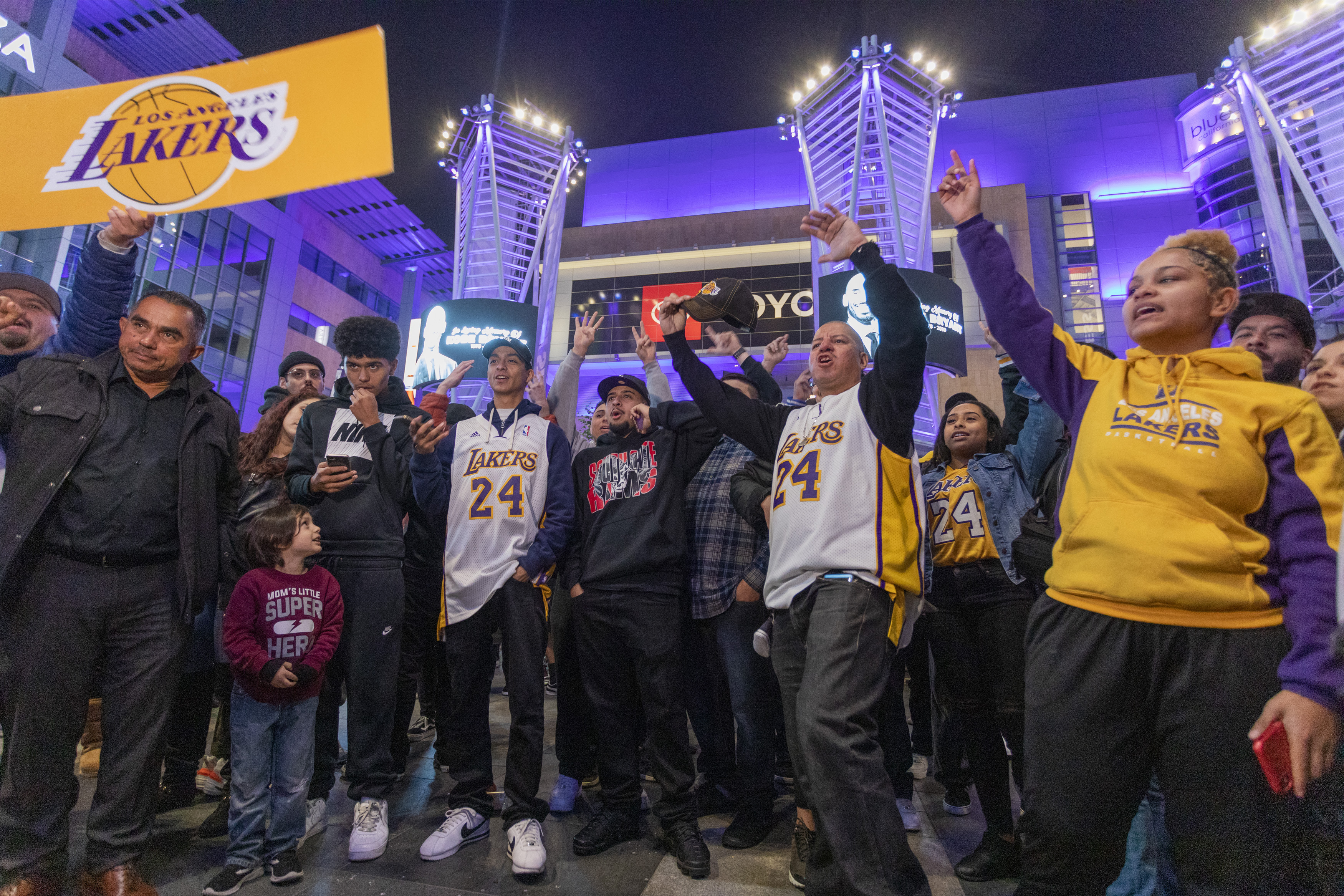 Fans Mourn Nba Great Kobe Bryant S Death Nbc Los Angeles