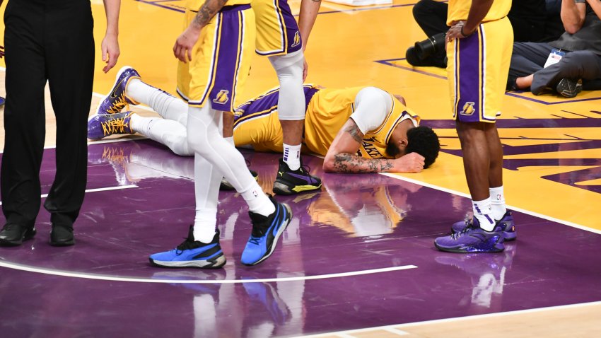 Anthony Davis Leaves Lakers Game With Back Injury Hours After Turning Down Extension Nbc Los Angeles