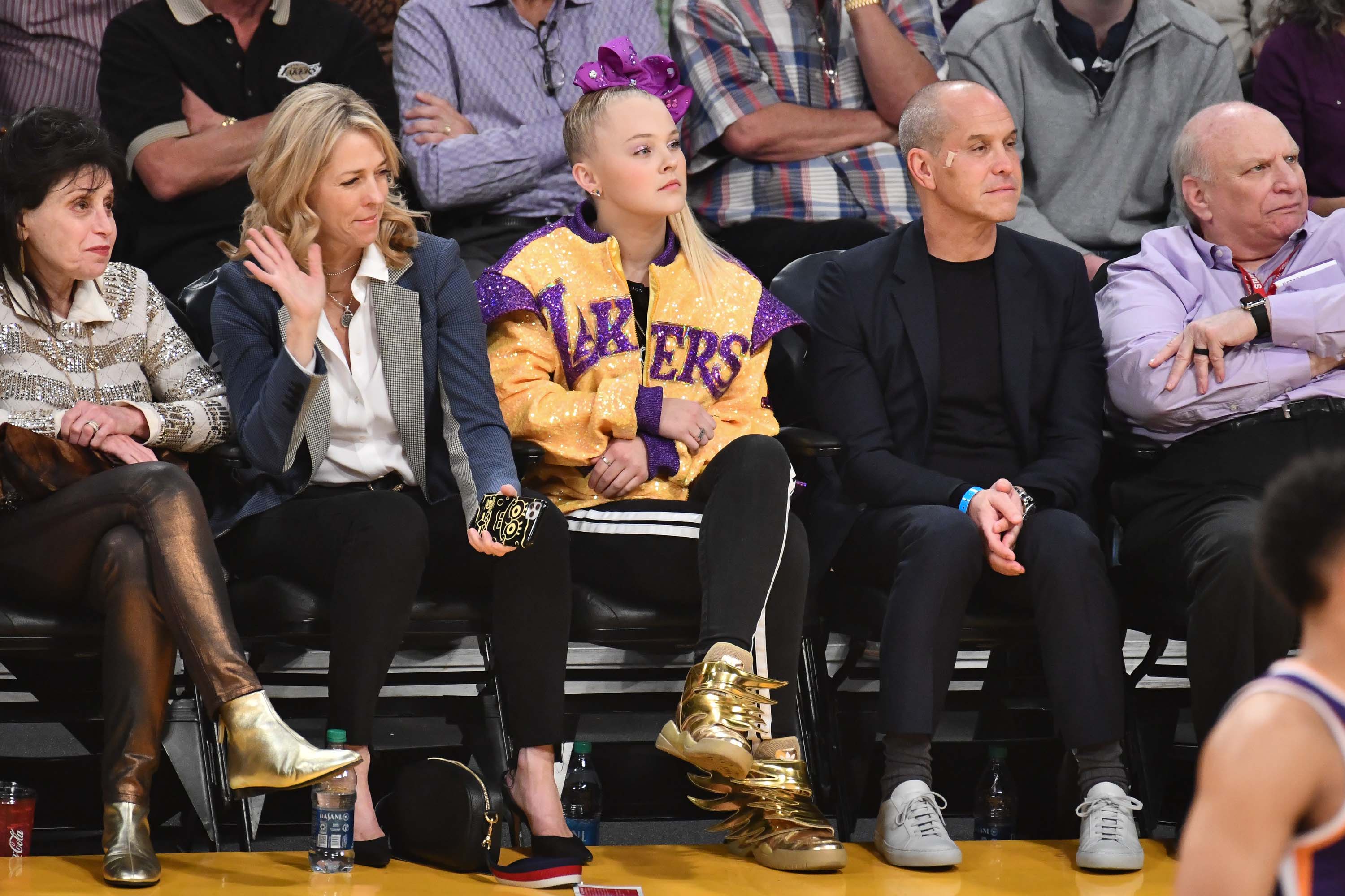 Rihanna and Floyd Mayweather watch LA Lakers courtside