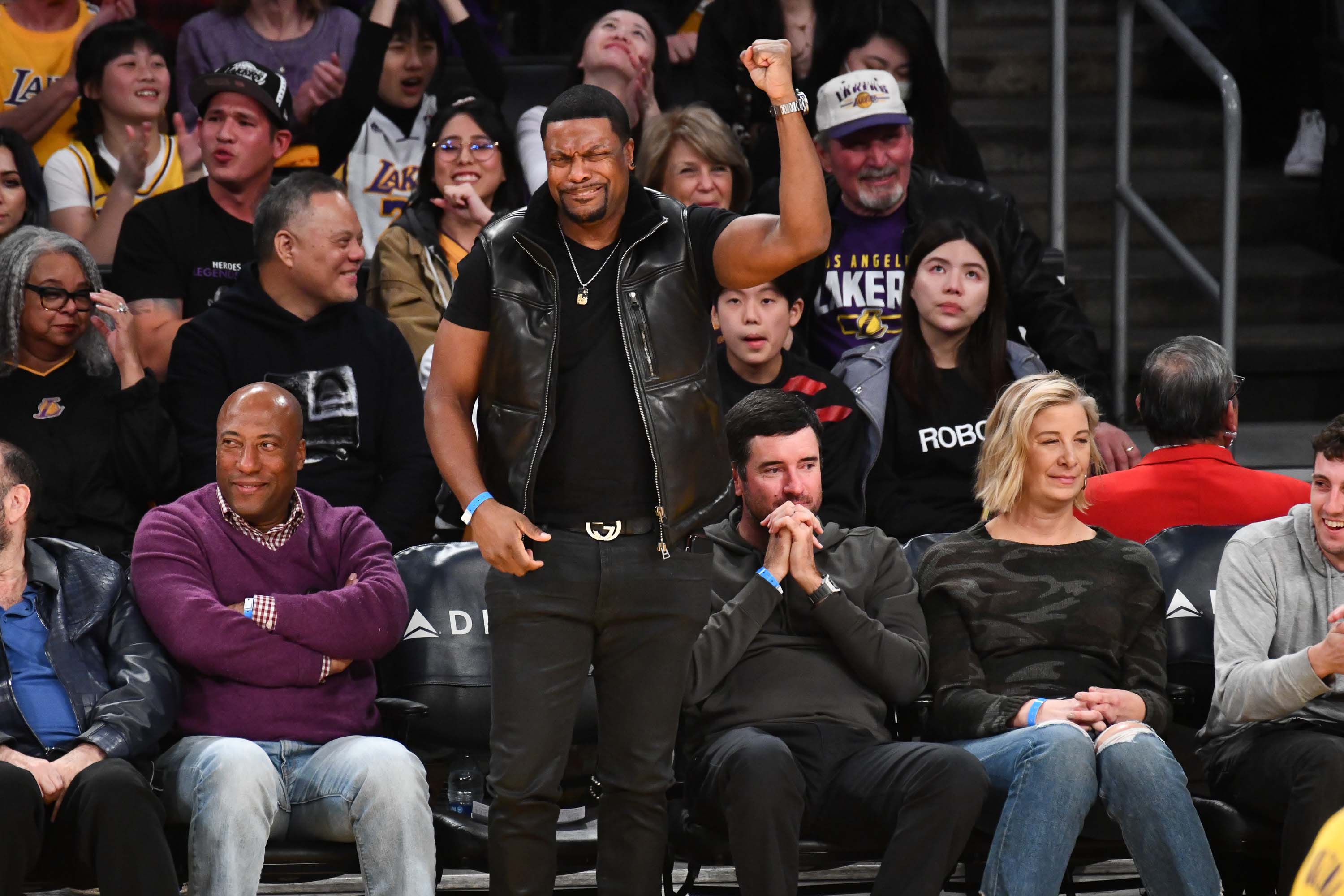 Lakers fans get Staples Center buzzing again with activity - Los