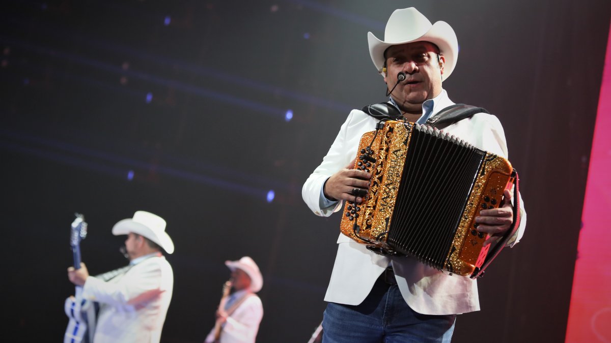 رواد الموسيقى المكسيكية الإقليميون Intocable يحصلون على نجمة ممشى المشاهير في هوليوود