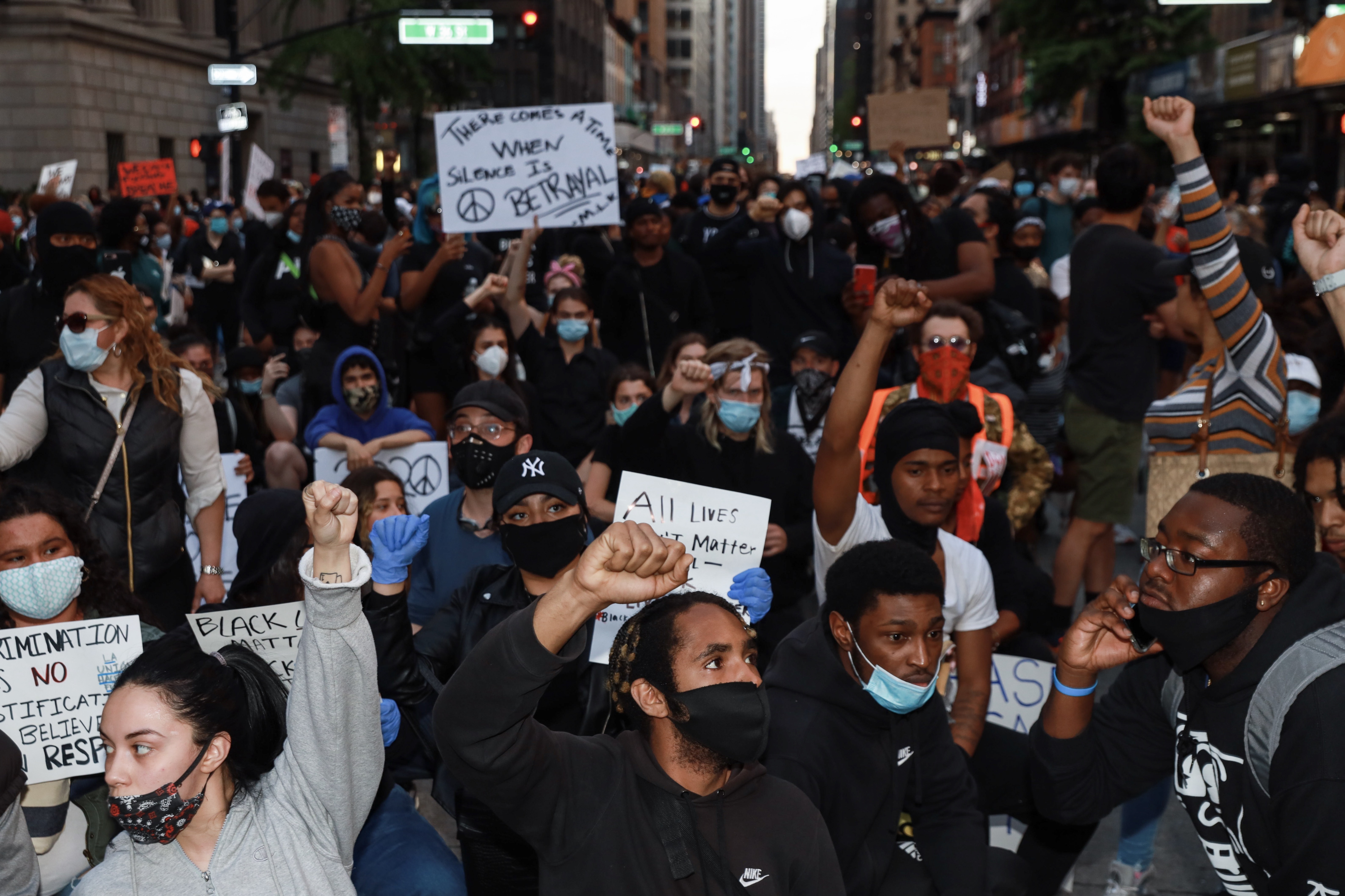 Protestors in New York kneeled to demand justice for George Floyd in the streets during a protest over the death of George Floyd, an unarmed black man who died after he was pinned down by a white police officer, June 1, 2020.