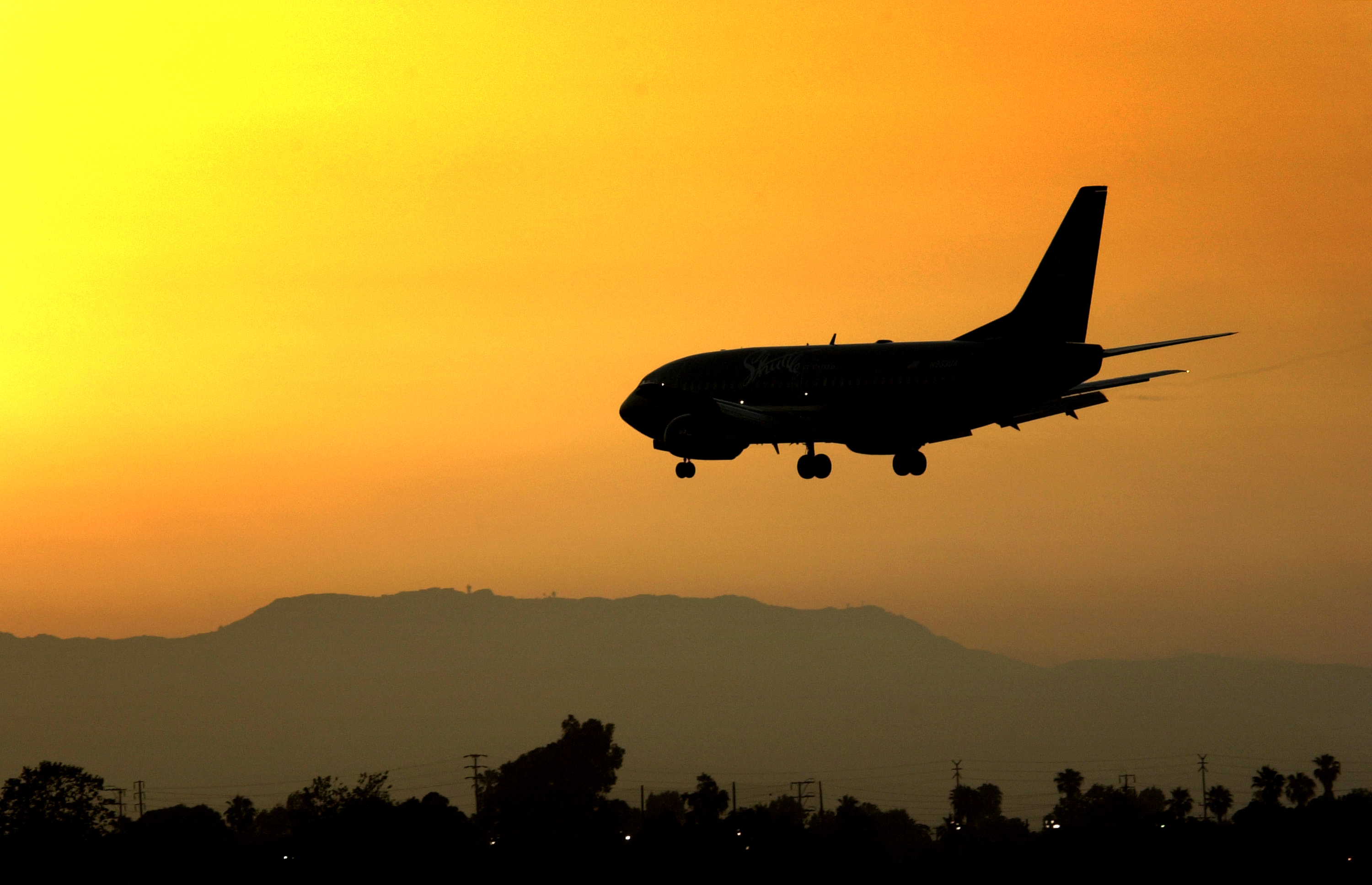 Guy With a Jetpack' AGAIN Flying Near LAX, Pilot Preparing to Land Reports