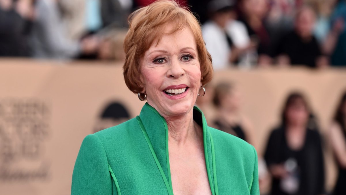 Watch Hollywood legend Carol Burnett place her handprints in cement – NBC Los Angeles