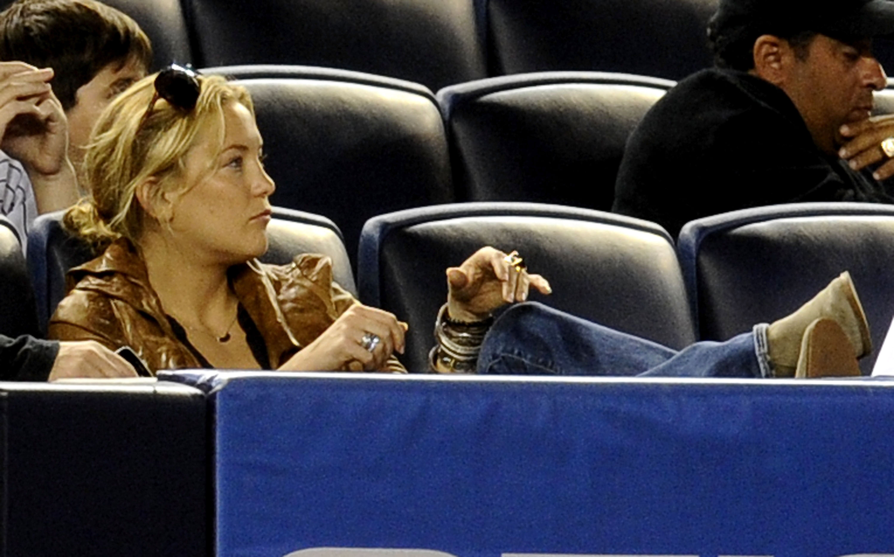 NEW YORK - SEPTEMBER 14: Actress Kate Hudson watches the New York Yankees play the Los Angeles Angels of Anaheim in a game at Yankee Stadium on September 14, 2009 in the Bronx borough of New York City. (Photo by Jeff Zelevansky/Getty Images)