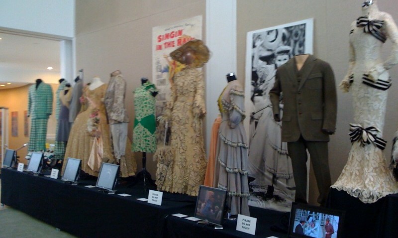 HOLLYWOOD COSTUMES WIDE