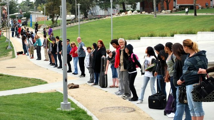 HandsAcrossCalifornia2011
