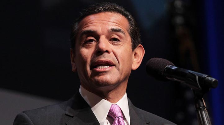Los Angeles Mayor Antonio Villaraigosa speaks at the launch of a political organization