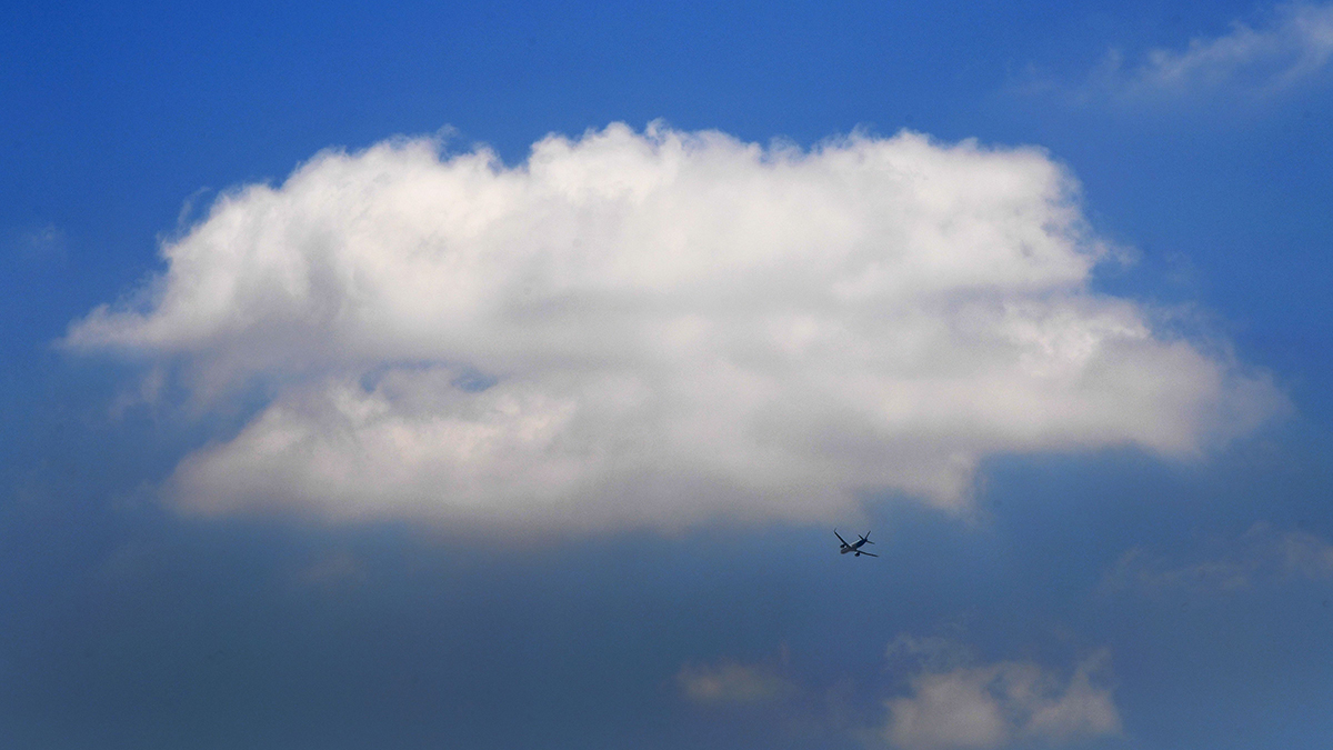 Watch Men Wearing JetPacks Incredibly Fly Alongside a Jumbo Jet 