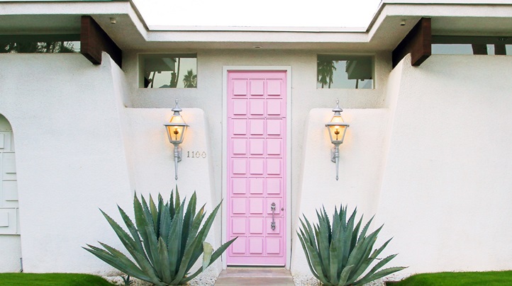 PalmSpringsDoorTour_PinkDoor_PalmSpringsStyle