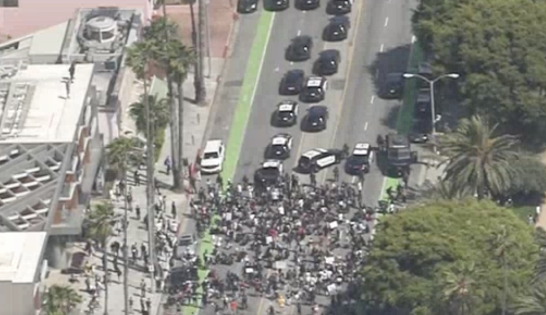 Peaceful Santa Monica Protest Marred By Nearby Looting Nbc Los Angeles