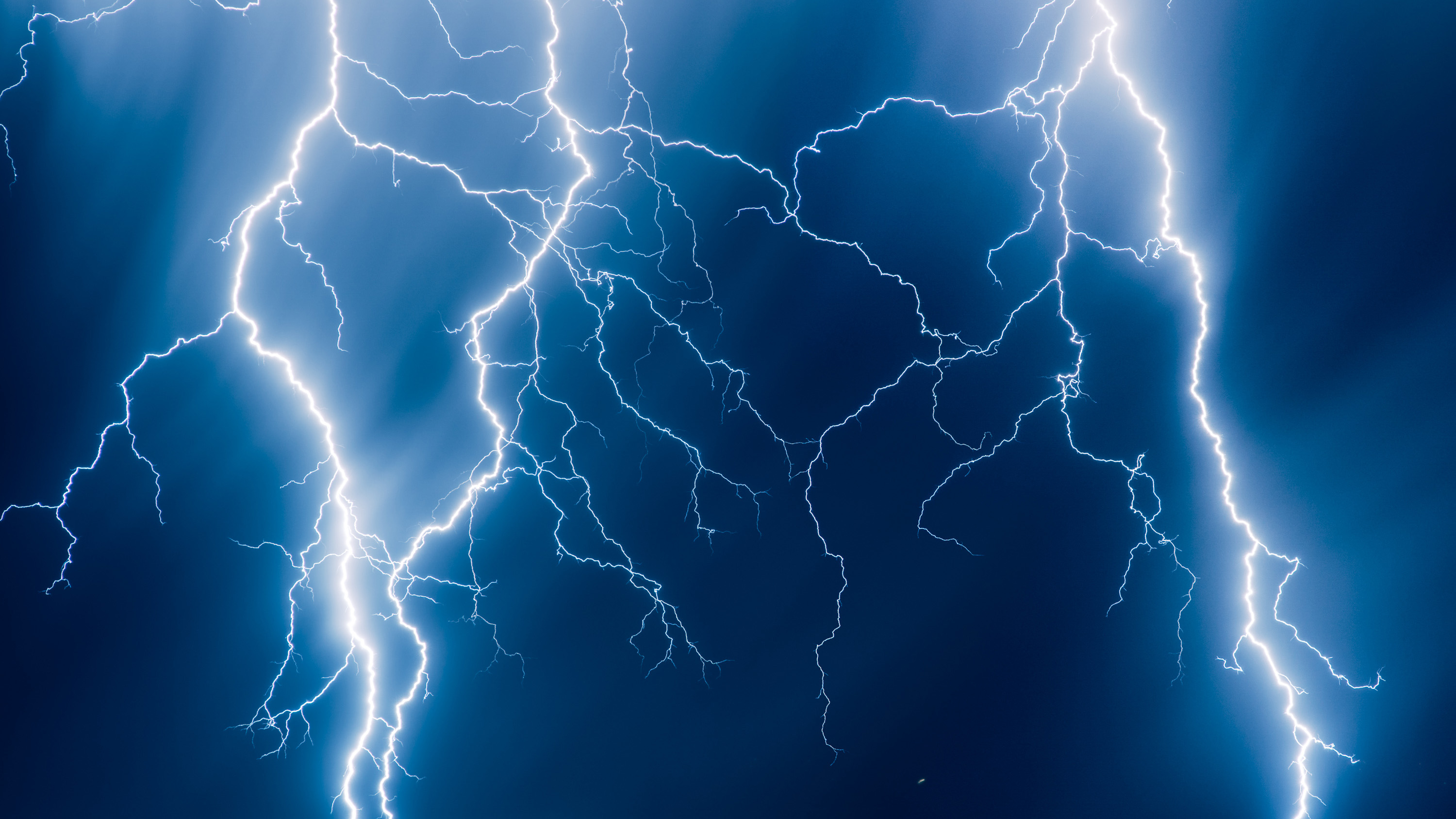 https://media.nbclosangeles.com/2019/09/Severes-Storm-Lightning.jpg?quality=85&strip=all&fit=3000%2C1687