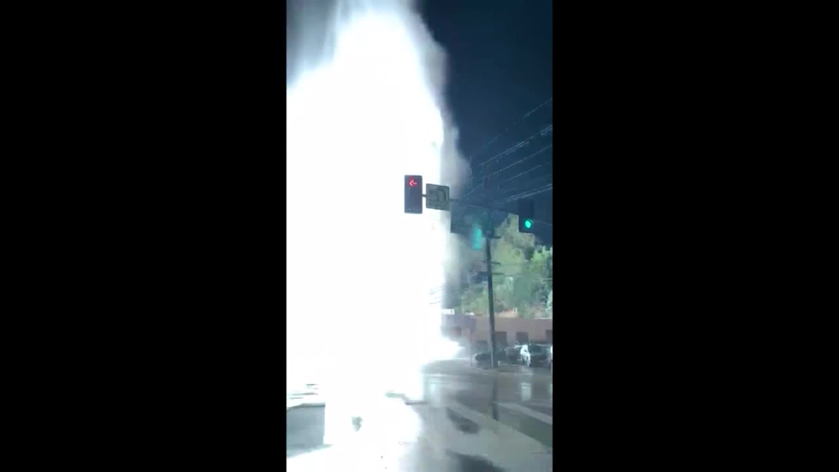 Crash Into Hydrant Causes Power Outage For Nearly 1100 Power Restored Nbc Los Angeles