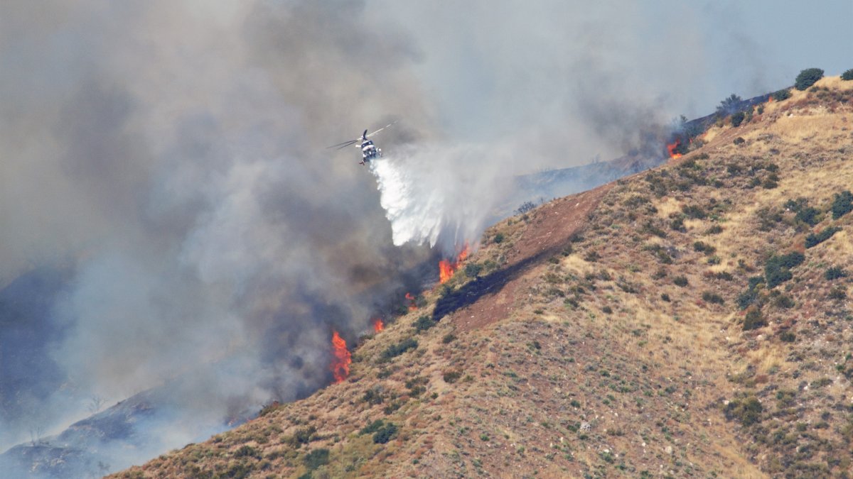 Firefighters Protect Homes From 1,500-Acre Fire in Santa Clarita Valley ...