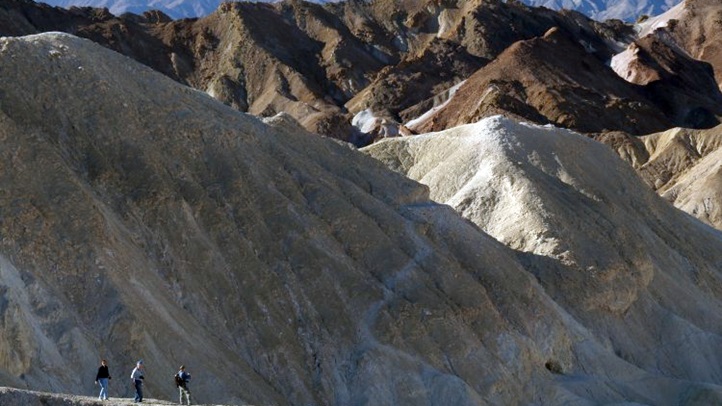deathvalleylayerspeopleforeground123