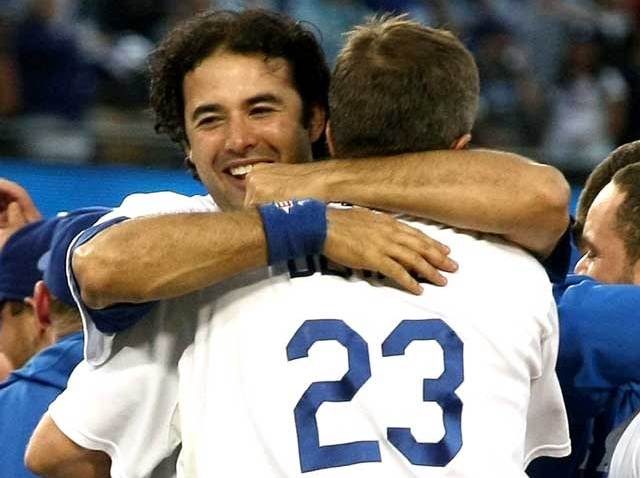 dodger_celebrate-hug
