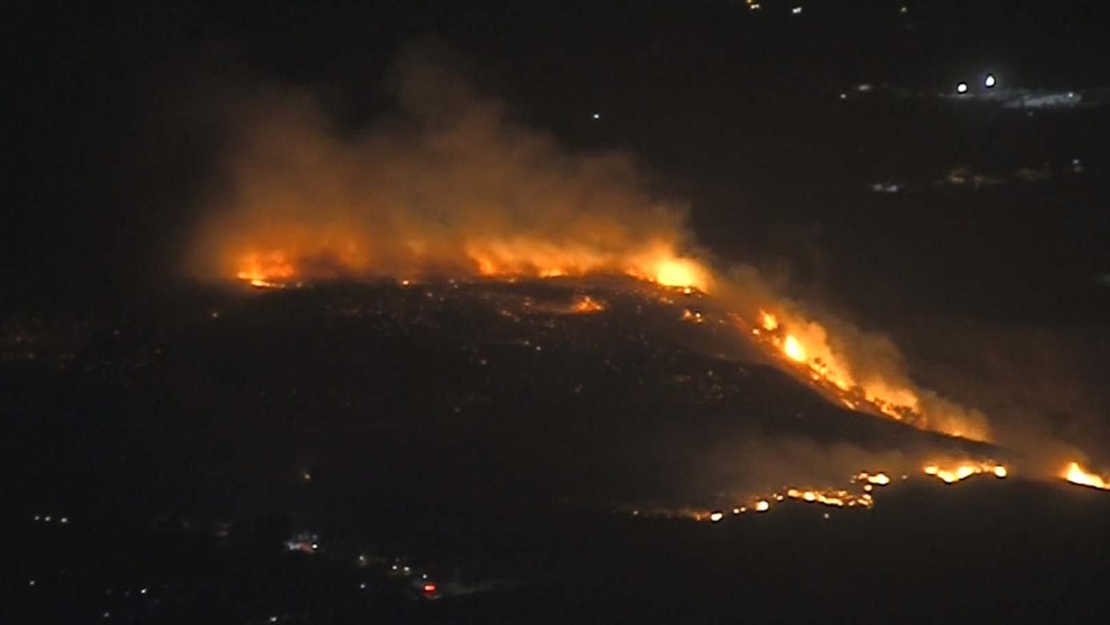 Photos: Easy Fire Threatens Homes Near the Reagan Library in Simi ...