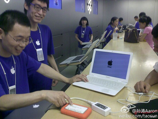 fake-macbook-air-apple-store-genius-bar-help-thumb-550xauto-67736