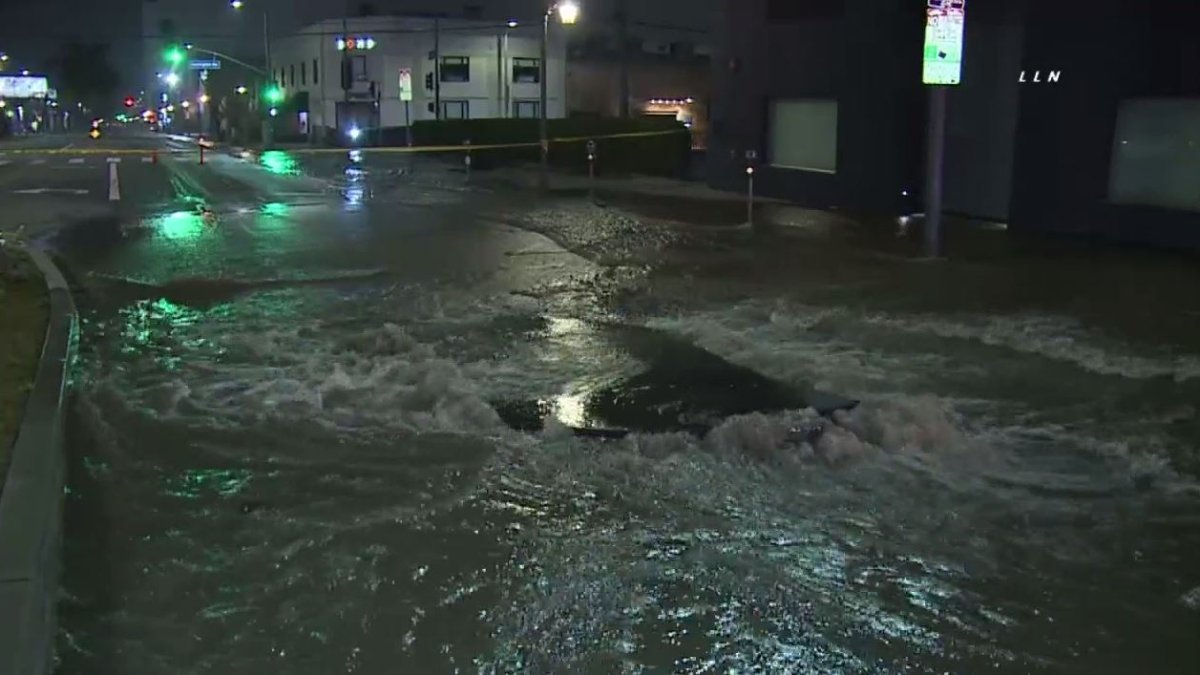 Water Main Break Stalls Traffic In Hollywood – NBC Los Angeles