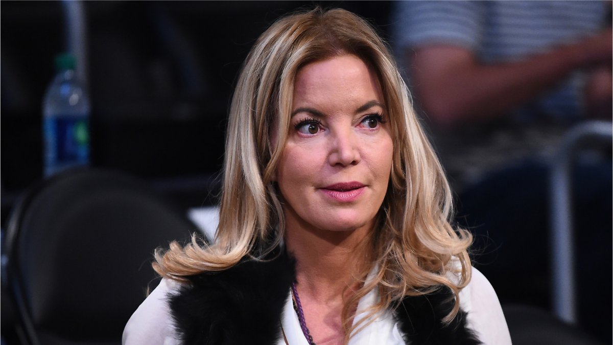 Jeanie Buss takes battle with siblings over Laker control to court once again