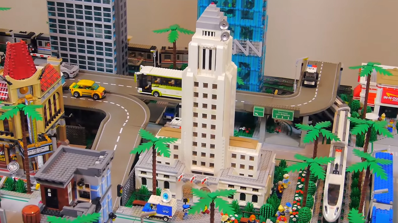 Decode patrulje etikette LAPD Officer Builds LA Skyline With Legos – NBC Los Angeles