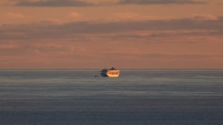 Crucero Grand Princess permanece anclado a millas de la costa de San Francisco luego de que varios pasajeros dieran positivo al coronavirus.