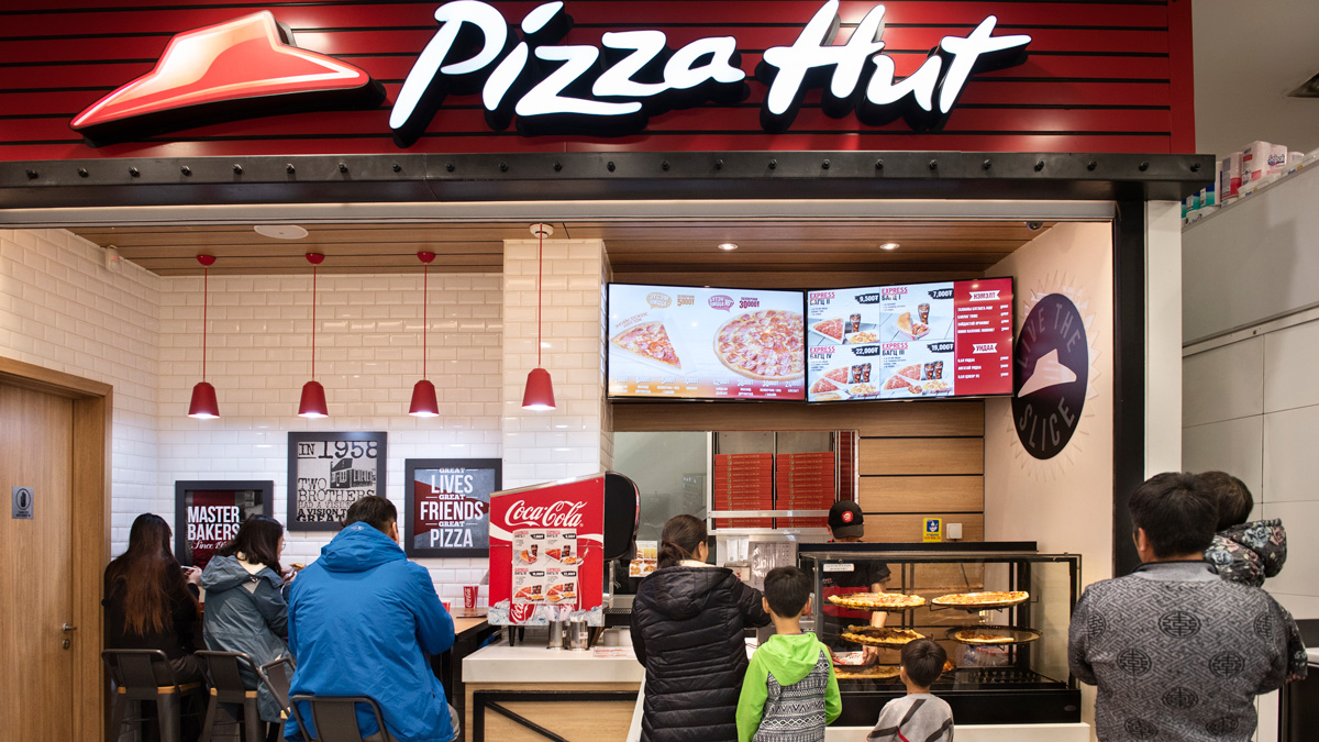 is pizza hut open to dine in