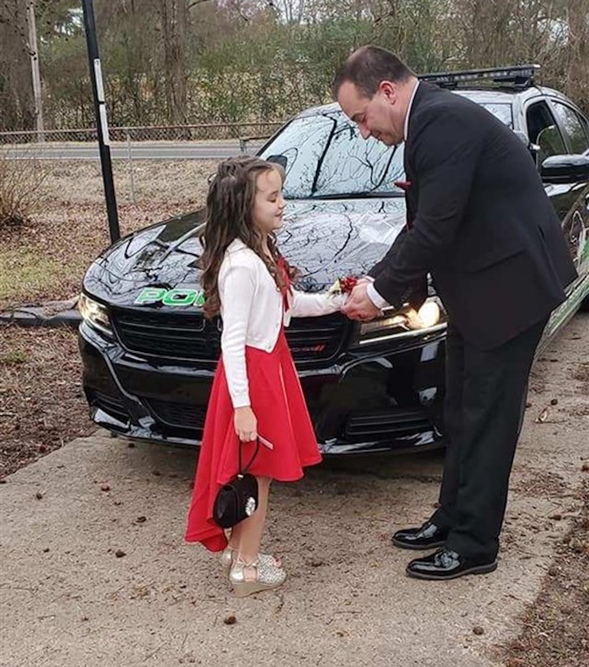 Police Officer Takes 2nd Grader To Father-Daughter Dance After Her Dad ...