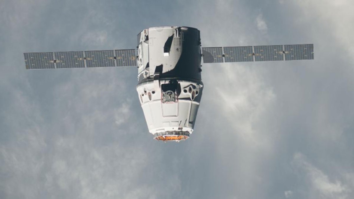 SpaceX spacecraft reentering Earth's atmosphere triggers sonic boom