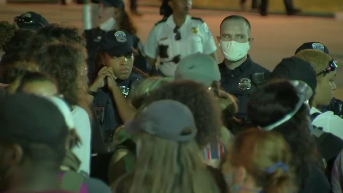 Protesters Demand Removal of 2 DC Statues 1