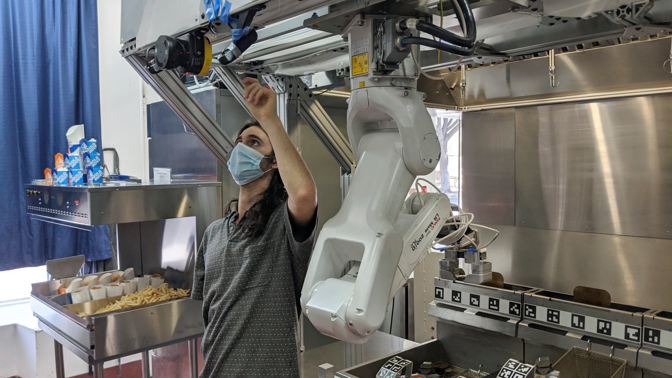 Demand For Robot Cooks Rises As Kitchens Combat Covid 19 Nbc Los Angeles
