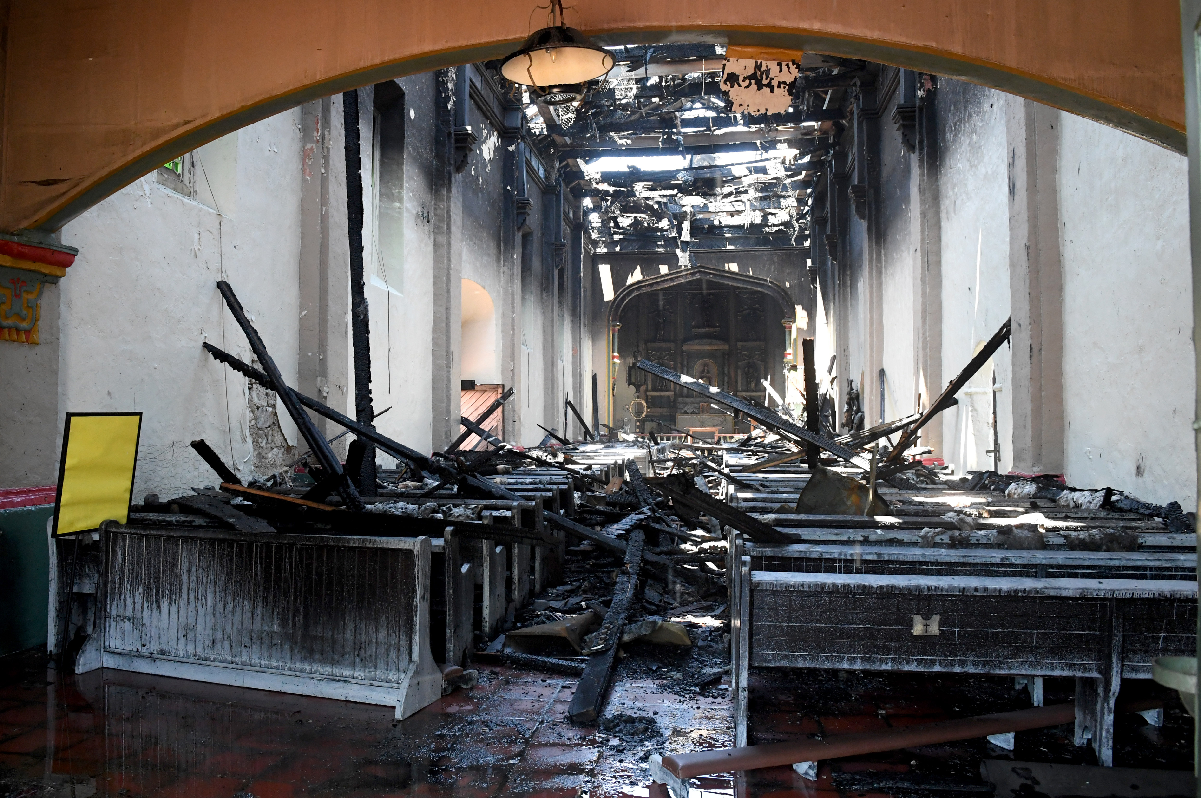 Фото крокуса после пожара внутри. Сгоревшая Церковь. США сгоревшая Церковь. Сгоревшая католическая Церковь. Аннакирхе до пожара.