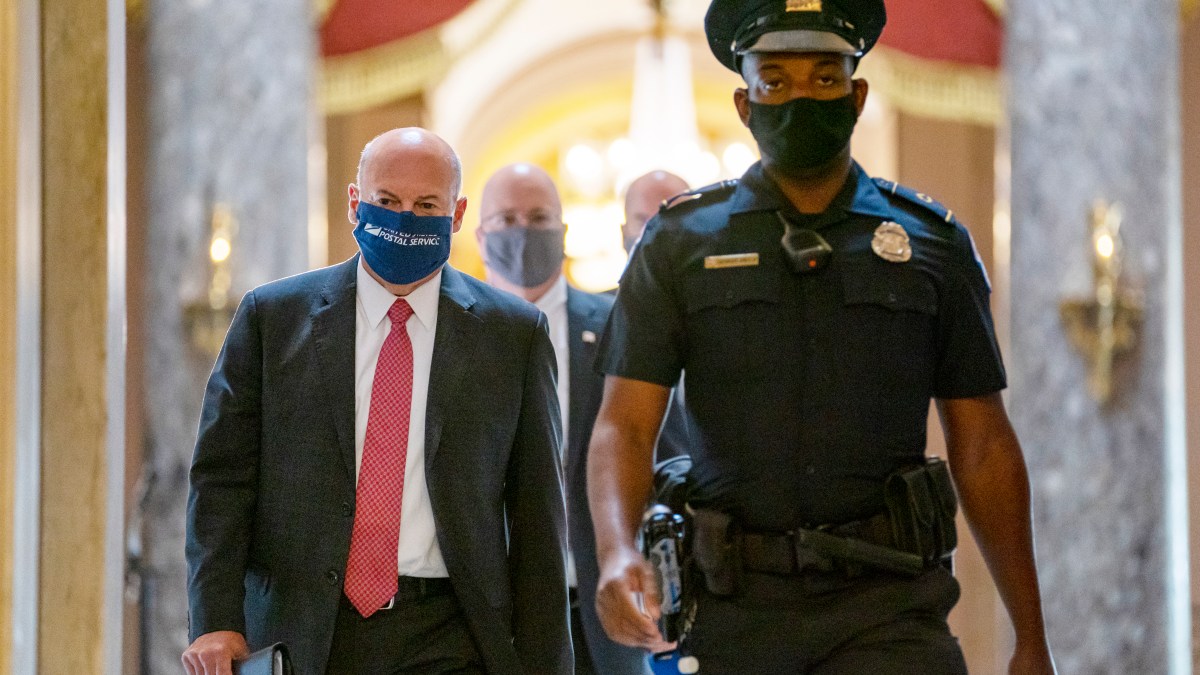 Sen. Elizabeth Warren Demands ‘Corruption' Probe After Report of Amazon Options Purchase by Postal Service Chief Louis DeJoy 1