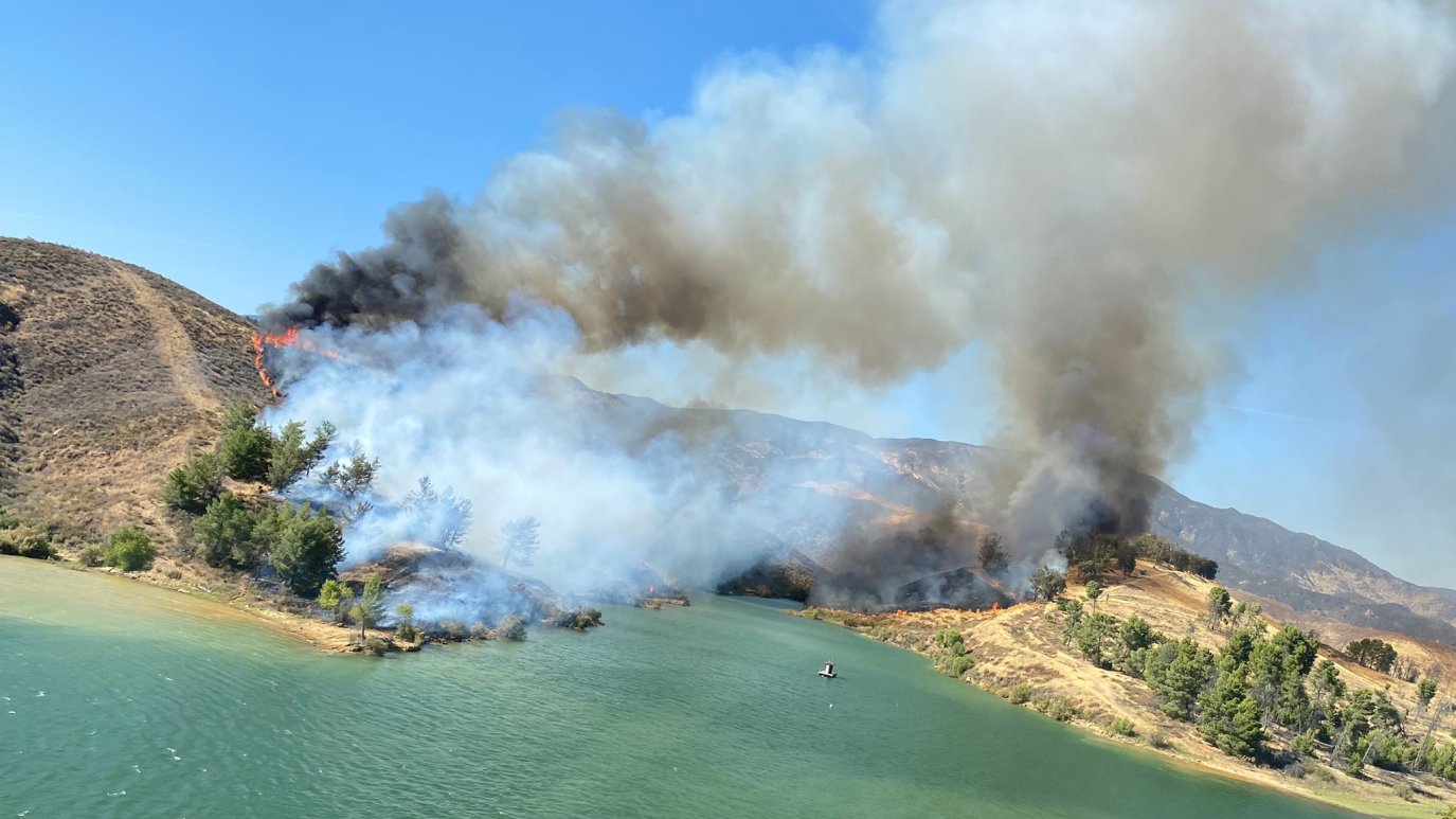 Fire Crews Hold Lake Castaic Brushfire at 170 Acres NBC Los Angeles