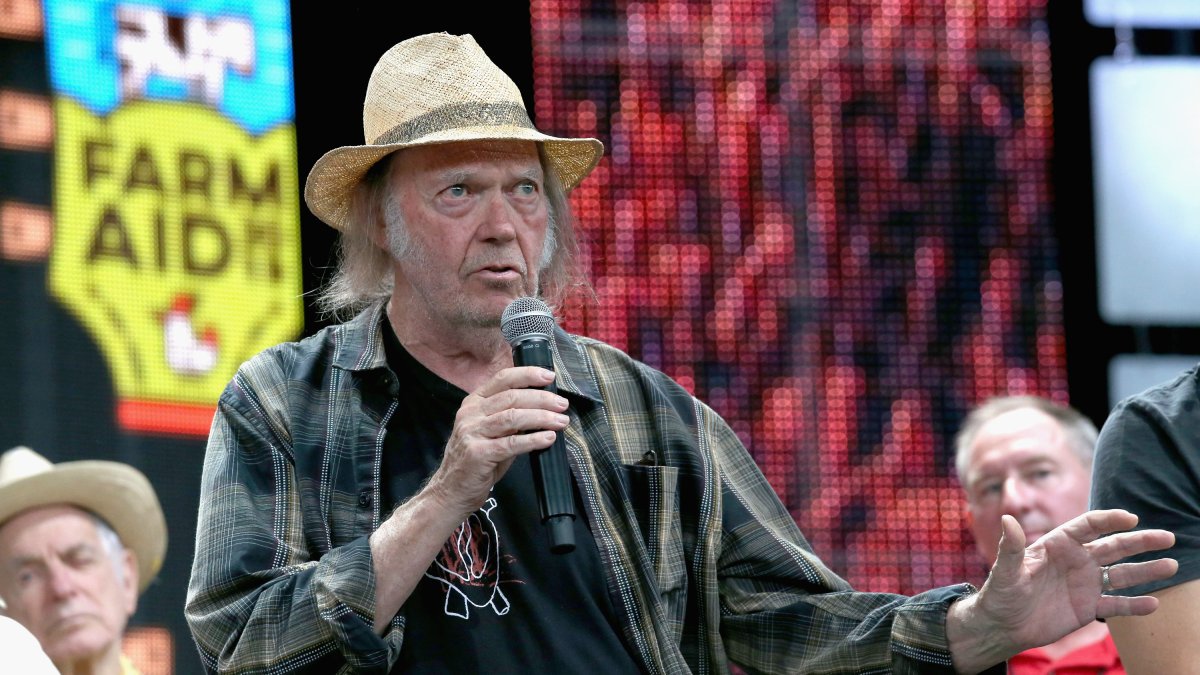 Neil Young Wants His Music Off Spotify Over Joe Rogan's Vaccine 'Misinformation' – NBC Los Angeles - Vimarsana News
