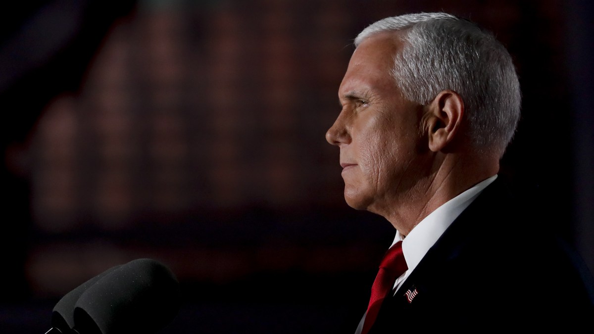 Pence Takes Lead Role in Campaign With Trump Travel Stopped 1