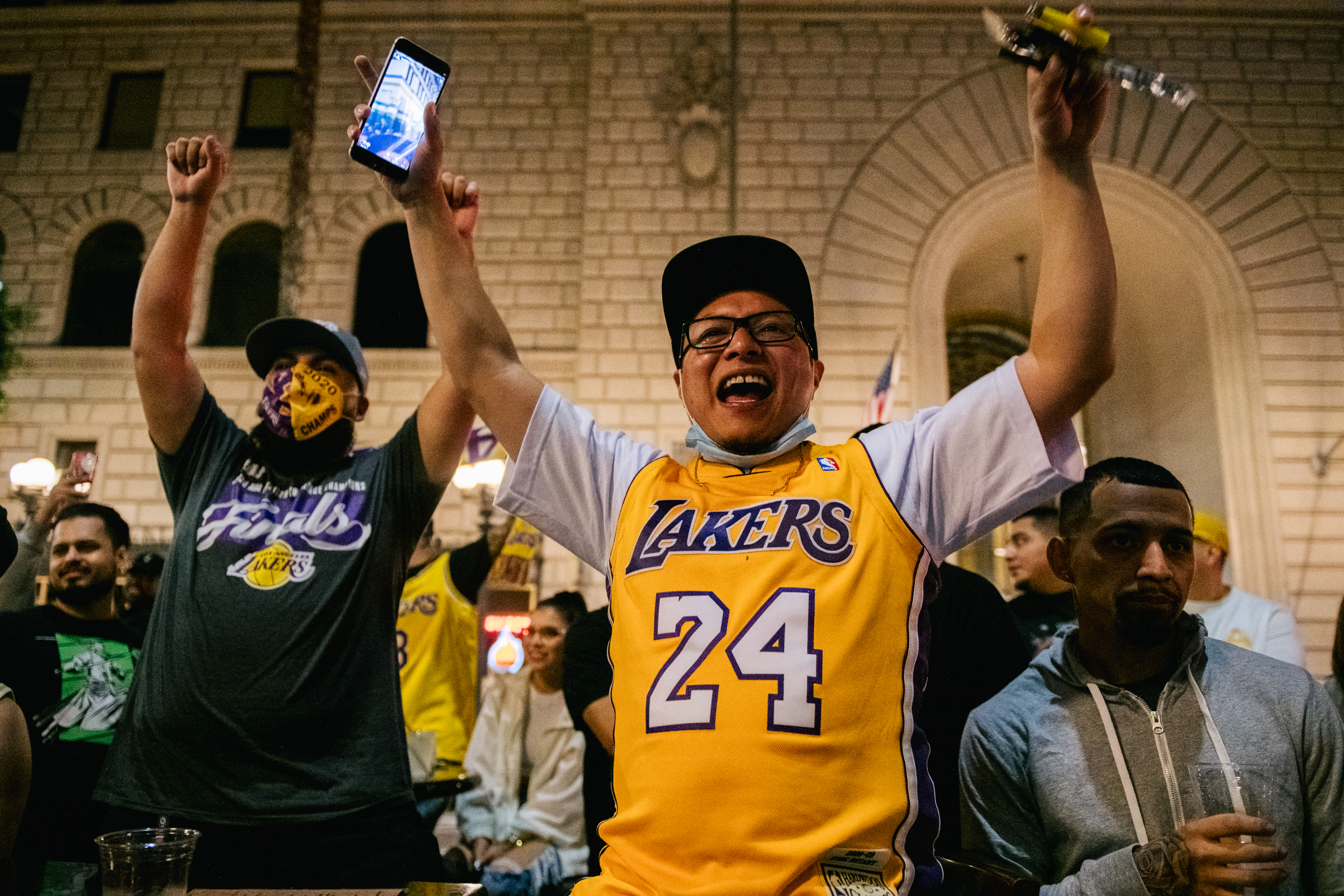 Photos Lakers Fans Celebrate Outside Staples Center Nbc Los Angeles
