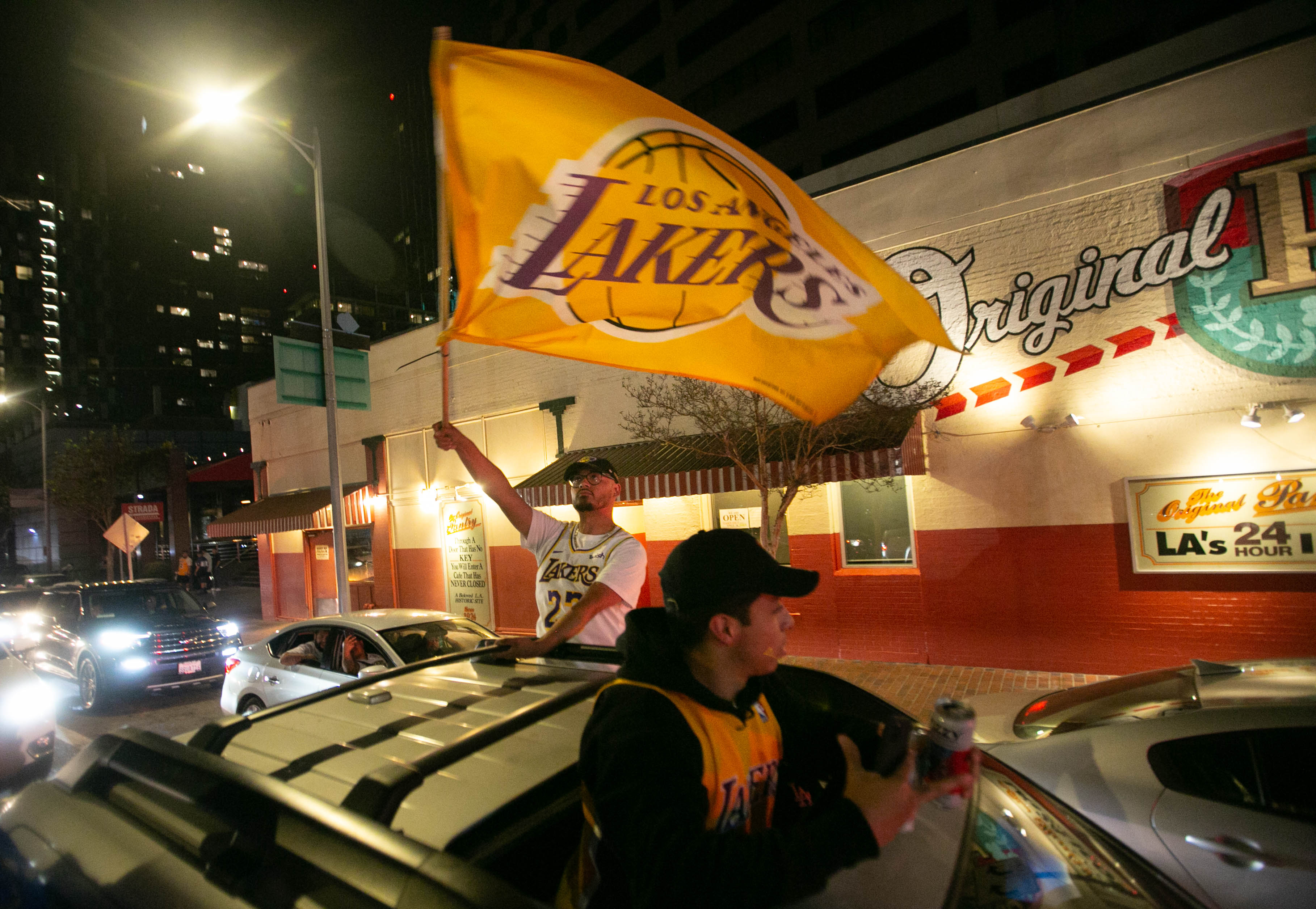 Photos Lakers Fans Celebrate Outside Staples Center Nbc Los Angeles